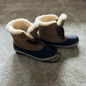 BearPaw women’s size 10 snow boots